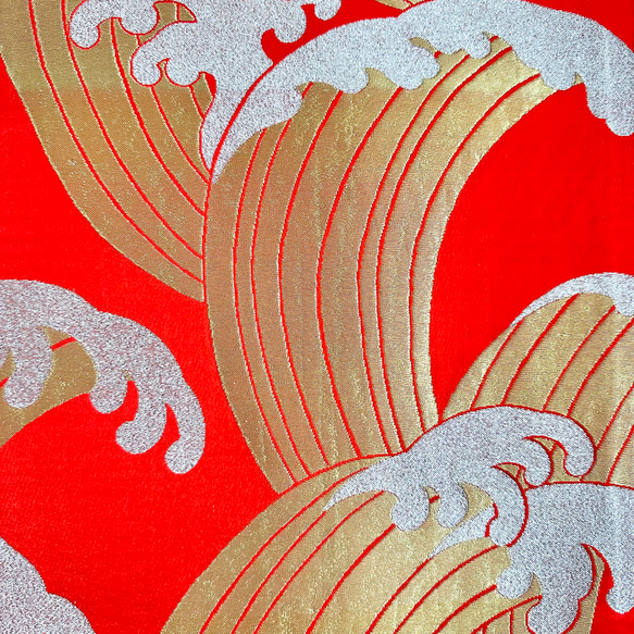 帯のタペストリー　鮮やかな赤に金色の波　着物リメイク インテリア　掛け軸 　古民家　和モダン　和室　壁飾り　おしゃれ 4枚目の画像