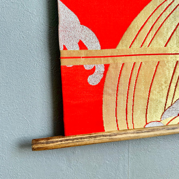 帯のタペストリー　鮮やかな赤に金色の波　着物リメイク インテリア　掛け軸 　古民家　和モダン　和室　壁飾り　おしゃれ 7枚目の画像