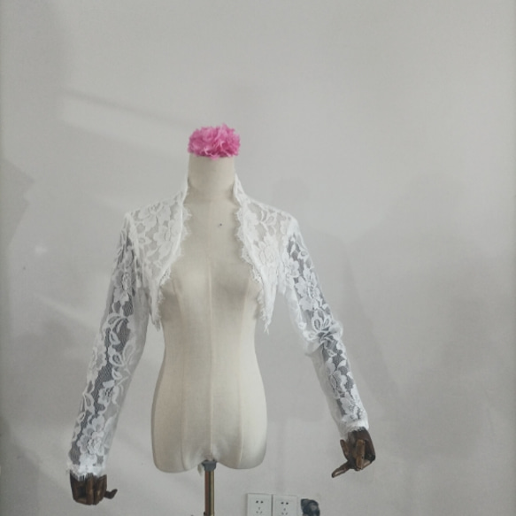 フランス風 ポンチョ ウエディングドレス用 オフホワイト 快適な生地 ロングスリーブ 美しい花レース 1枚目の画像