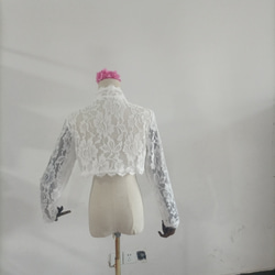 フランス風 ポンチョ ウエディングドレス用 オフホワイト 快適な生地 ロングスリーブ 美しい花レース 4枚目の画像