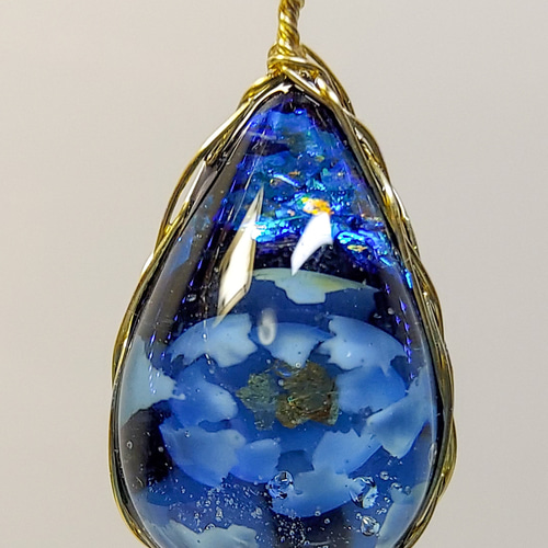 睡蓮の雫」ペンダントトップ レジンアクセサリー ハンドメイド