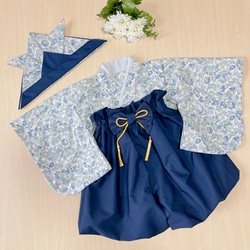 【80】ベビー袴　チューリップ✖︎紺色の袴とかぶれる布兜のセット 1枚目の画像