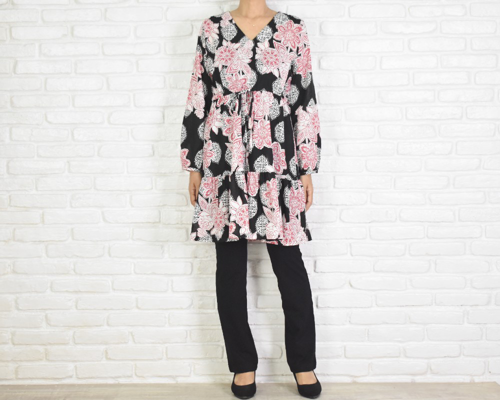 【大きいサイズ】オリエンタルフラワー柄Vネックの大人のフリルチュニックワンピース　＜ブラック＞