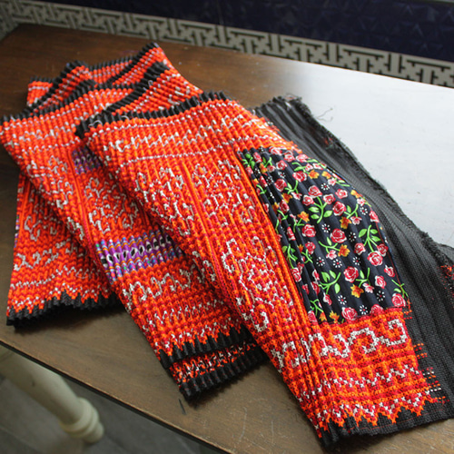 モン族 刺繍タペストリー2 ラオス 刺繍