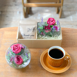 母の日新作[Flower & Coffee SET]丸咲バラのフェイクウォターアレンジ/選べるメッセージドリップバック 3枚目の画像