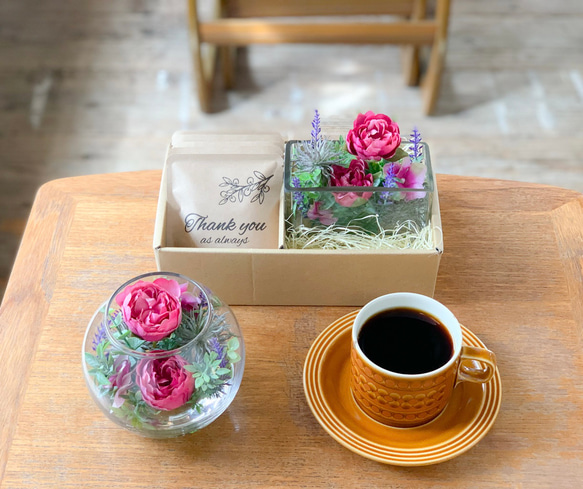 母の日新作[Flower & Coffee SET]丸咲バラのフェイクウォターアレンジ/選べるメッセージドリップバック 3枚目の画像