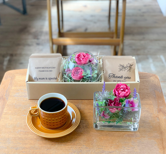 母の日新作[Flower & Coffee SET]丸咲バラのフェイクウォターアレンジ/選べるメッセージドリップバック 4枚目の画像