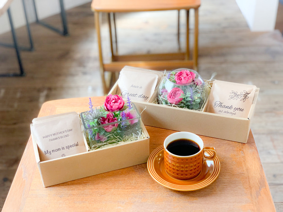 母の日新作[Flower & Coffee SET]丸咲バラのフェイクウォターアレンジ/選べるメッセージドリップバック 2枚目の画像