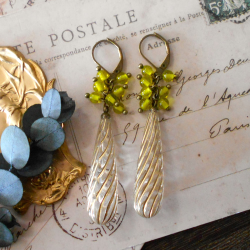 14kgfブラックオニキスのフラワーカービングピアス