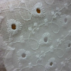 リネン刺繍生地 小花/ホワイト リネン刺繍 リネンシー レース生地 地は厚めのシーチング程度 1枚目の画像