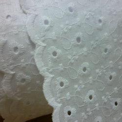リネン刺繍生地 小花/ホワイト リネン刺繍 リネンシー レース生地 地は厚めのシーチング程度 5枚目の画像