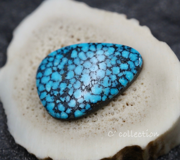 5,77ct Kingman Turquoise ブラックウェブ キングマンターコイズ K-90  ルース 天然石 3枚目の画像