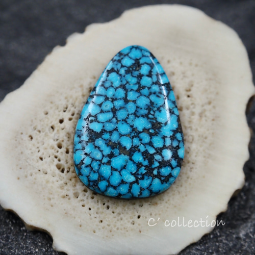 流行に  5,77ct Kingman Turquoise ブラックウェブ キングマンターコイズ 調味料入れ・ラベル