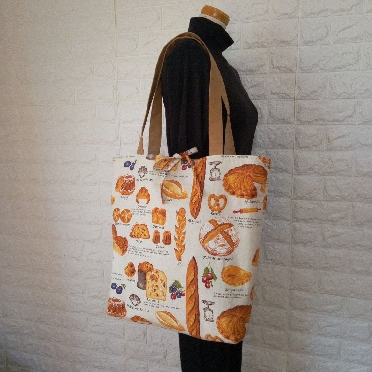 見るからに美味しそうなパン柄のトートバック底板付き        Ω