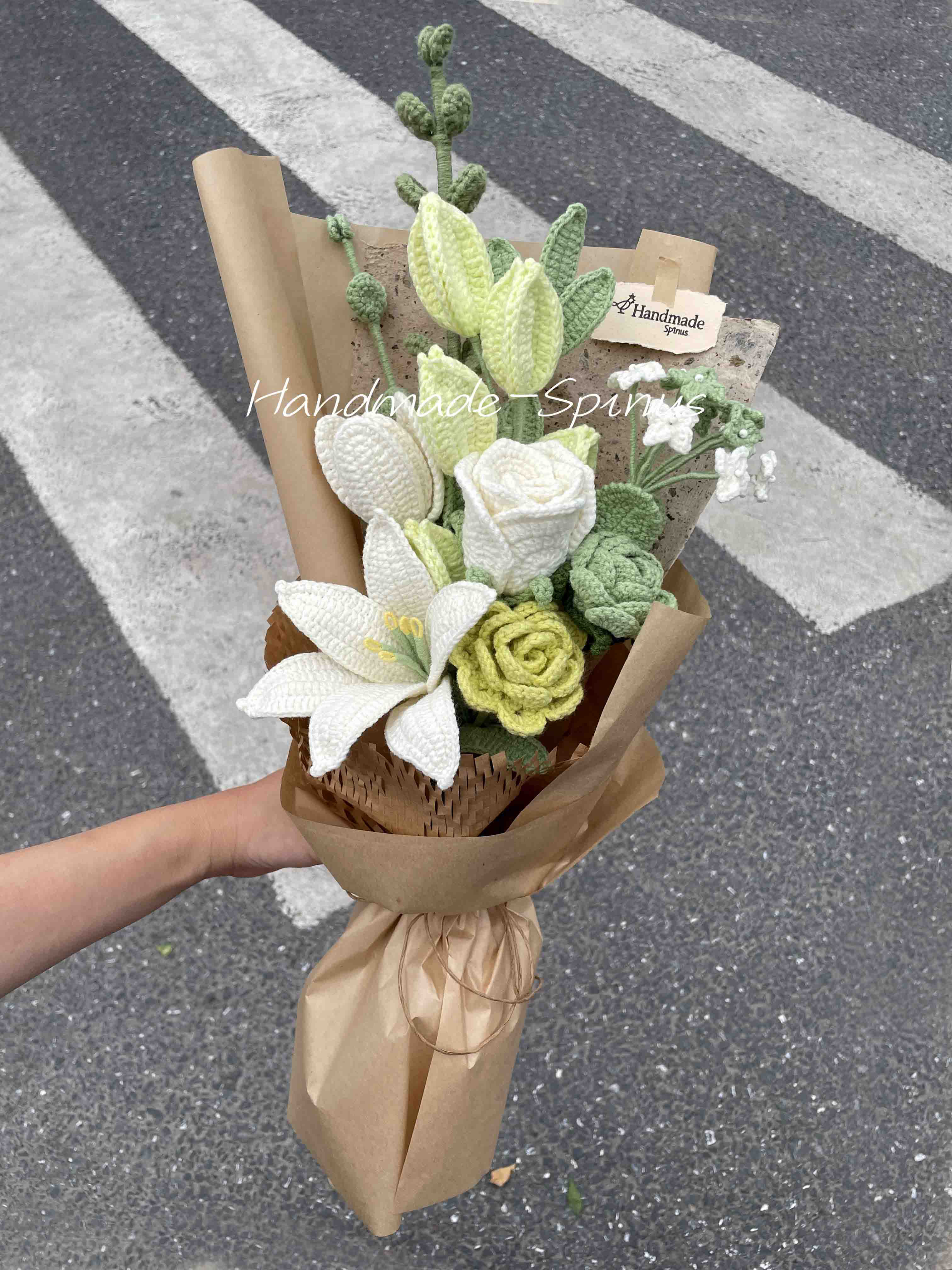 ハンドメイド：薔薇の花束【現品】1580円 ハンドメイド · かぎ針編み · バラの花束 · 花