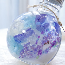 【新作！選べる小鳥】シアワセの瓶ヅメ　アジサイの梅雨景色　揺れる青に癒される。水たまりに映り込むアジサイの花景色。 4枚目の画像