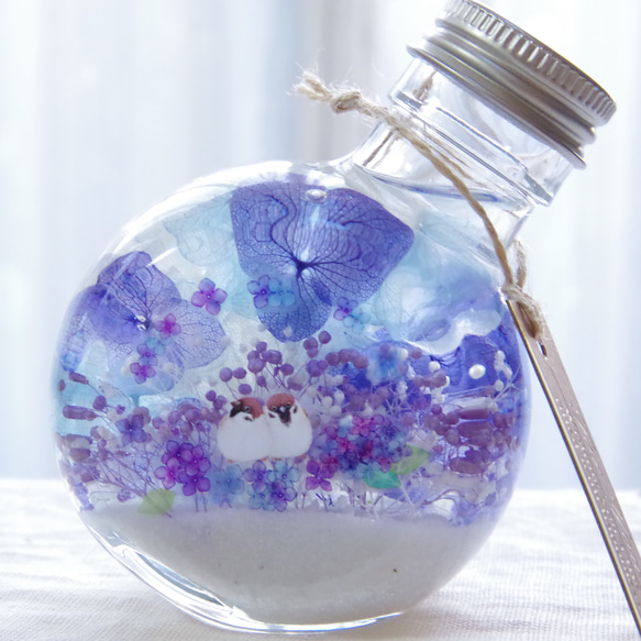 【新作！選べる小鳥 再販】シアワセの瓶ヅメ　アジサイの梅雨景色　揺れる青に癒される。水たまりに映り込むアジサイの花景色。 2枚目の画像