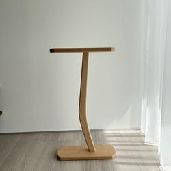 スリムで魅惑の一本足サイドテーブル 4枚目の画像