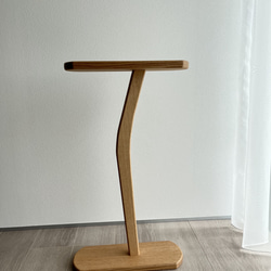 スリムで魅惑の一本足サイドテーブル 5枚目の画像