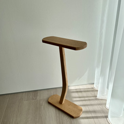 スリムで魅惑の一本足サイドテーブル 3枚目の画像