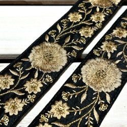 50mm太幅・斜め掛けショルダーストラップ★サンドカラーベルト+黒のシャンタン風生地にゴールドグラデの大輪の花刺繍 3枚目の画像