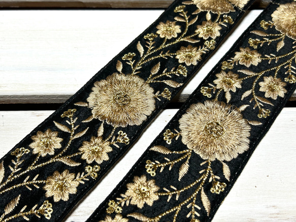 50mm太幅・斜め掛けショルダーストラップ★サンドカラーベルト+黒のシャンタン風生地にゴールドグラデの大輪の花刺繍 3枚目の画像