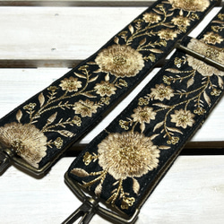 50mm太幅・斜め掛けショルダーストラップ★サンドカラーベルト+黒のシャンタン風生地にゴールドグラデの大輪の花刺繍 1枚目の画像
