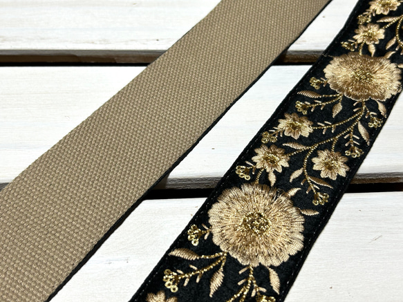 50mm太幅・斜め掛けショルダーストラップ★サンドカラーベルト+黒のシャンタン風生地にゴールドグラデの大輪の花刺繍 4枚目の画像