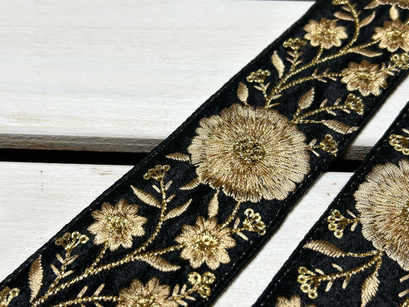 50mm太幅・斜め掛けショルダーストラップ★サンドカラーベルト+黒のシャンタン風生地にゴールドグラデの大輪の花刺繍 5枚目の画像
