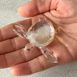 気泡と小粒オパールのウミガメオブジェ ～波紋～ ボロシリケイトガラス（水面模様） 5枚目の画像