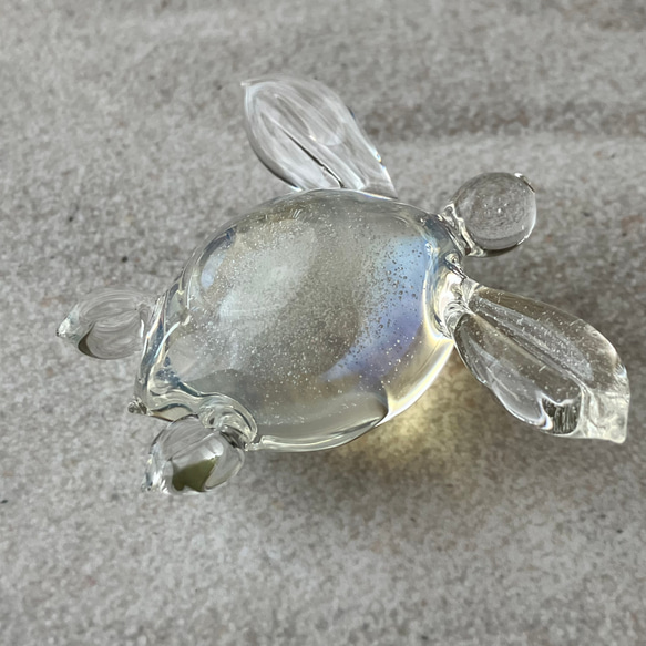 気泡と小粒オパールのウミガメオブジェ ～波紋～ ボロシリケイトガラス（水面模様） 9枚目の画像