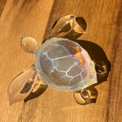 気泡と小粒オパールのウミガメオブジェ ～波紋～ ボロシリケイトガラス（水面模様） 12枚目の画像