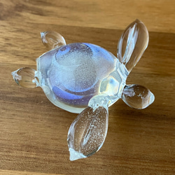 気泡と小粒オパールのウミガメオブジェ ～波紋～ ボロシリケイトガラス（水面模様） 8枚目の画像