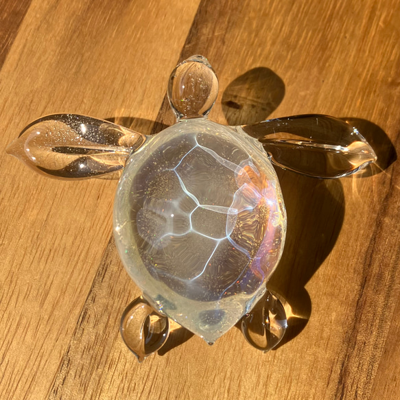 気泡と小粒オパールのウミガメオブジェ ～波紋～ ボロシリケイトガラス（水面模様） 14枚目の画像