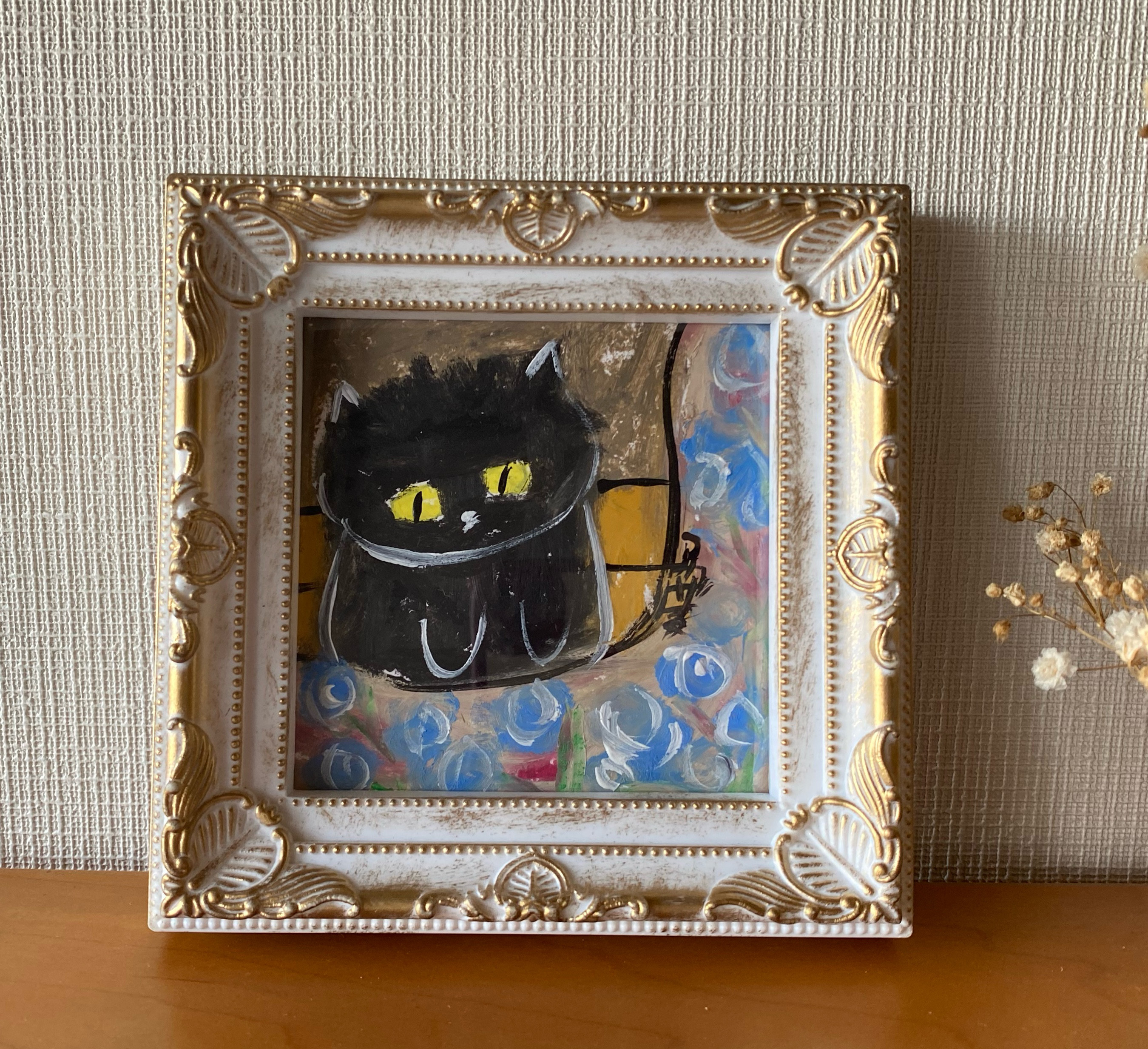 絵画 壁掛け絵【バラの庭で絵を描いている少女と遊んでいるかわいい猫2匹】