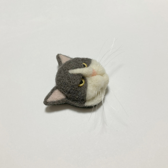 羊毛フェルト 猫ブローチ グレーハチワレ 3枚目の画像