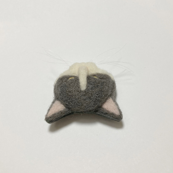 羊毛フェルト 猫ブローチ グレーハチワレ 4枚目の画像