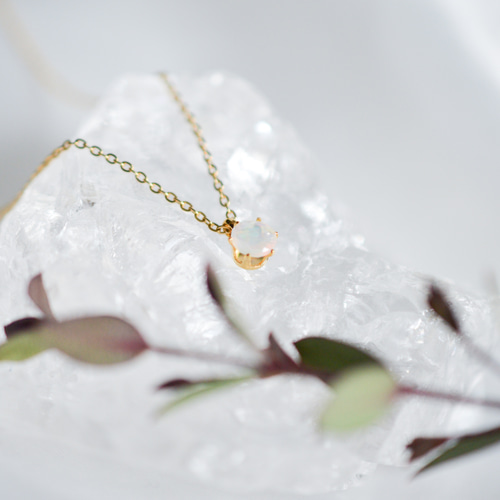 天然石オパールのシンプルな一粒ネックレス】ホワイト 虹色 /5mm