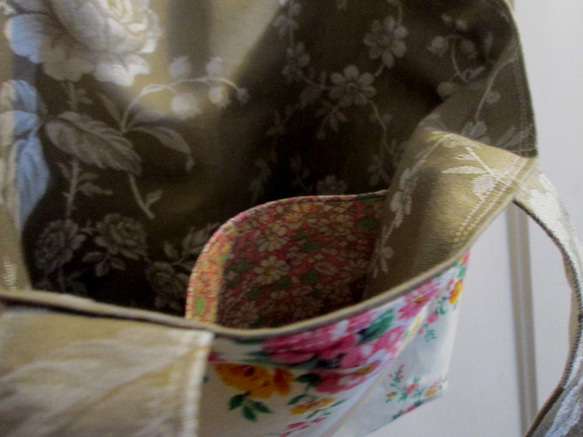 フランスアンティーク　アプリコットの小花とローズピンクのバラのブーケ柄のトートバッグ 11枚目の画像