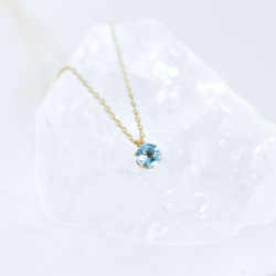 【天然石スイスブルートパーズのシンプルな一粒ネックレス】青/5mm/サージカルステンレス/つけっぱなしok 6枚目の画像