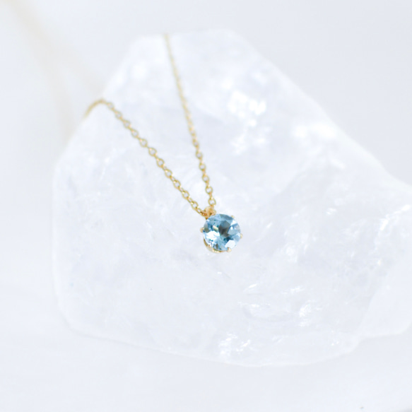 【天然石スイスブルートパーズのシンプルな一粒ネックレス】青/5mm/サージカルステンレス/つけっぱなしok 6枚目の画像