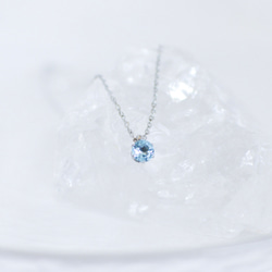 【天然石スイスブルートパーズのシンプルな一粒ネックレス】青/5mm/サージカルステンレス/つけっぱなしok 5枚目の画像
