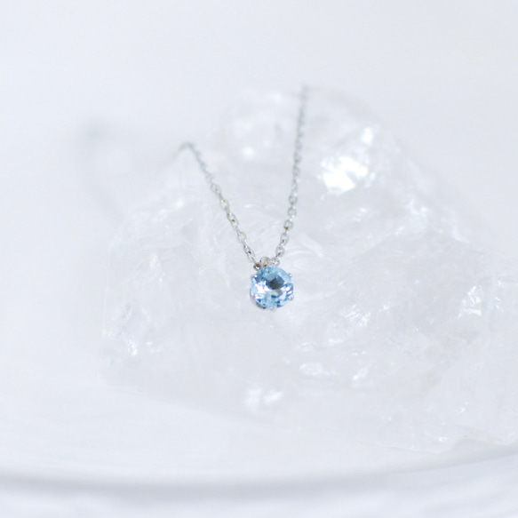 【天然石スイスブルートパーズのシンプルな一粒ネックレス】青/5mm/サージカルステンレス/つけっぱなしok 5枚目の画像