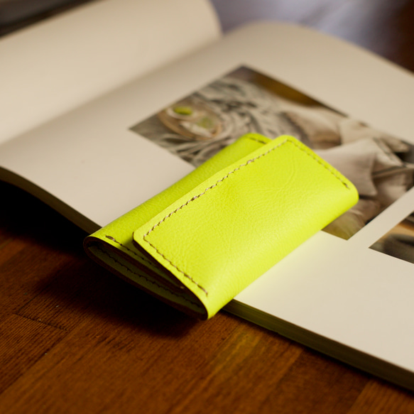 本革蛍光 ビビッドなネオンイエローレザーの4連キーケース　カードポケット付き 4枚目の画像