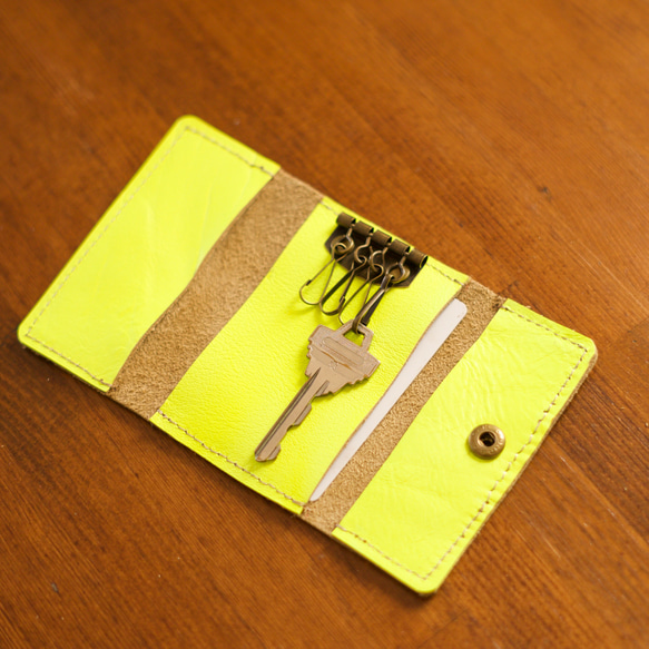 本革蛍光 ビビッドなネオンイエローレザーの4連キーケース　カードポケット付き 2枚目の画像