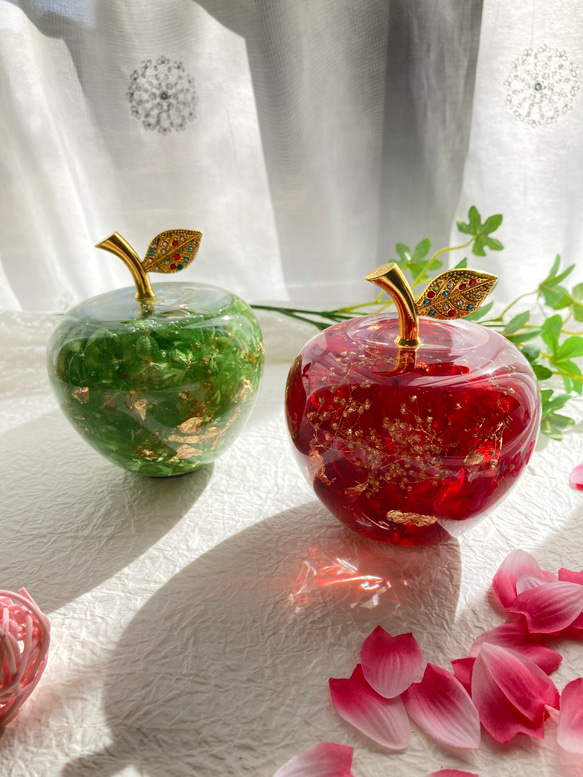 春色新作2024 ガラスのりんごハーバリウムオイル アジサイゴールドカスミ草ホイルフレーク レッドアップル インテリア 1枚目の画像