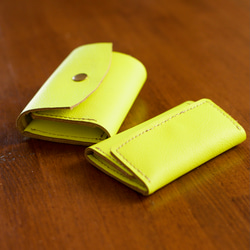 【Creema限定】本革蛍光 ビビッドなネオンイエローレザーのコンパクトなミニ財布とキーケースのセット 2枚目の画像