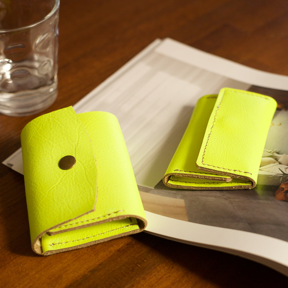 【Creema限定】本革蛍光 ビビッドなネオンイエローレザーのコンパクトなミニ財布とキーケースのセット 17枚目の画像