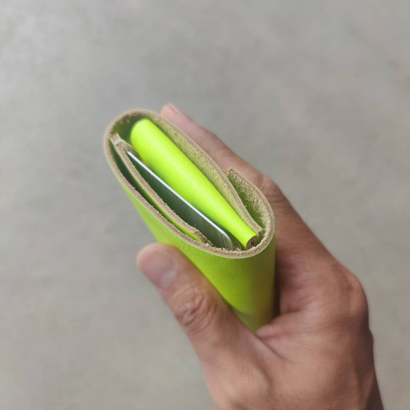 【Creema限定】本革蛍光 ビビッドなネオンイエローレザーのコンパクトなミニ財布とキーケースのセット 7枚目の画像
