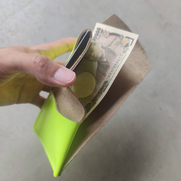 【Creema限定】本革蛍光 ビビッドなネオンイエローレザーのコンパクトなミニ財布とキーケースのセット 5枚目の画像